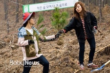 조정치 정인 부부 나무 심어 환경 지켜요