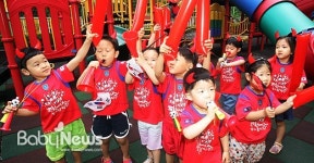 유치원 아이들 나팔 불며 대~한민국 짝짝짝