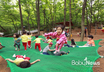 숲속에 설치된 방방이 놀이터 정말 신나요