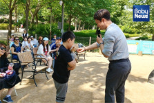 반려견이 짖을 때 안아줄까, 간식줄까?