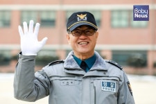 하이파이브 경찰관 아이들과 시작하는 하루가 즐겁다
