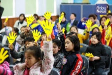 대장 경찰 아저씨와 횡단보도 건너니 든든해요