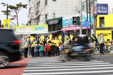 대장 경찰 아저씨와 횡단보도 건너니 든든해요
