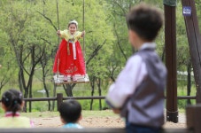 [세줄포토] 추석맞이 그네 뛰는 꼬마 춘향이