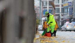[세줄포토] 오염된 가을에 힘겨운 환경미화원