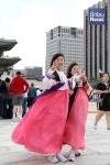 수학여행에 신난 미래의 성년