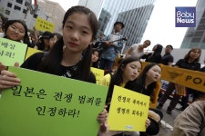 [화보] 제 1392차 정기 수요시위에서 코소보 내전 성폭력 세상에 알린 바스피예, 제2회 김복동평화상 수상