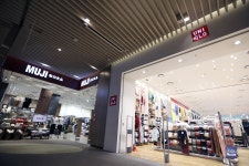 한국 대표하는 월드타워? 주요 상권엔 일본 브랜드 점령