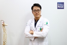 일자목, 거북목 방치하면 목디스크로 진행... 병원 치료방법은?