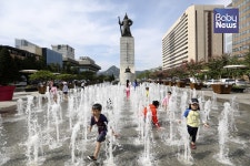 서울 한낮 기온 36.8도... 폭염엔 광화문광장 바닥분수