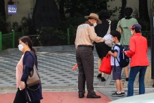 [세줄포토] 3차 등교수업 시작, 오랜만에 만나는 학교보안관 아저씨