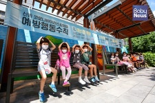 [세줄포토] 무더위 보다 코로나, 아이들도 지키는 코로나19 예방수칙