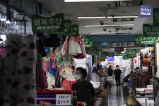 손님 기다리는 한복상가 상인들