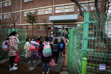 줄 서서 들어가는 초등학교 등교 방법