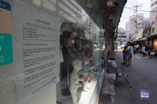 코로나로 위기 맞은 아동복 거리