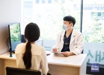 남은 치아 적을 땐, 임플란트와 틀니로 치아 기능 회복 도움