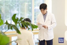 잘못된 자세가 통증 부른다...보존적 치료로 개선할 수 있을까?
