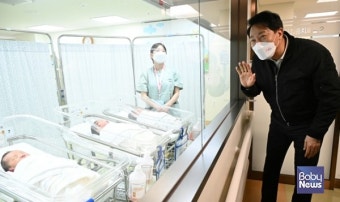 오세훈 서울시장, 갑진년 서울 첫둥이 만나 저출생 극복 의지 다져