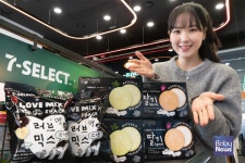 MZ세대 감성 저격, 갤러리로 변신한 편의점 매대