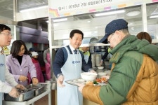 전북은행, 익산시노인종합복지관 방문해 떡국 나눔 행사