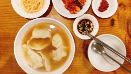 40년째 만두집…양지육수에 끓여낸 담백한 만둣국