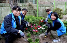 애경산업, 식목일 맞아 아동보육시설 꽃밭 가꾸기 진행