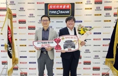 타이어뱅크 빅세일페스타 4회차 1등 당첨자에 벤츠 전달