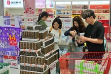 中 단체 관광객 무비자 입국 첫 날 인산인해 이룬 롯데마트 서울역점