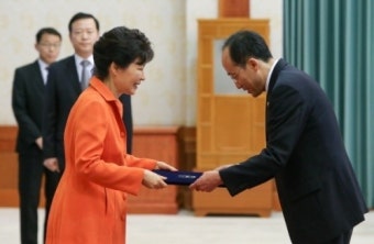 박 대통령, 황우여 등 장·차관 15명에 임명장 수여