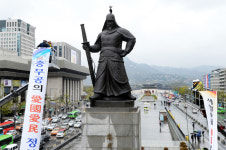 서울서 이순신 장군 동상 친수...서울·여수·아산시 주최 눈길