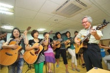［포토］ 렛츠런CCC 용산, 인기만점 ‘통기타 강좌’ 즐긴다