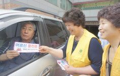 어르신 운전중, 양보해주세요~