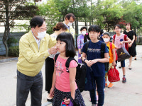 설동호 대전교육감 관저초 등교학생 발열 체크