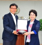 부평지하상가 상인회, 홍미영 부평구청장에게 감사패 전달