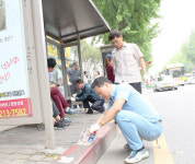 시민이 머무르는 승강장 주변 깔끔~