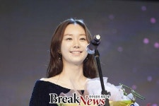포토 스타의 밤-톱스타상 시상식, 인기스타상 받고있는 이유영