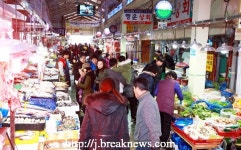 설 연휴 첫날 전북지역 재래시장 북적