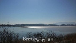 [포토] 백두대간을 담은 강릉 경포호