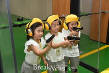 [포토]속초경찰서 견학 온 반야어린이집 원생,“우린 특등사수랍니다 빵야~빵야”