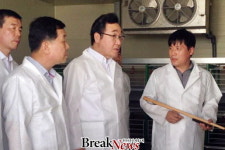 이낙연 전남지사, 폭염 피해 없는 산란계 농장 살펴