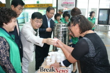 광주북구새마을회, 귀성객 맞이 광주역에서 차(茶)봉사