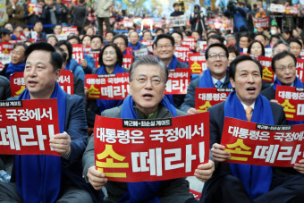 문재인, 광화문 촛불집회 참석 “대통령, 이미 국민 마음속에서 탄핵 당해”