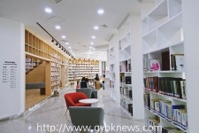 파주중앙도서관, 1층 “커뮤니티 자료실 꽃 단장”