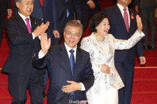 한국 대통령 영부인 김정숙과 중국주석 영부인 펑리위안 여사