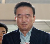 [포토] 경찰 조사받는 최호식 호식이두마리치킨 전 회장