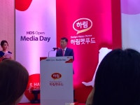 하림, 펫푸드 시장 출사표..김홍국 회장 사료 직접 맛보며 안전 강조