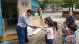 마전어린이집 원생들, 사랑의 송편 돌리기 행사 