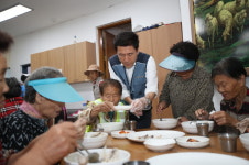 이강덕 포항시장, 경로식당 찾아 배식 봉사