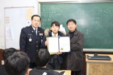 대구수성署, 선행 중학생에 표창 