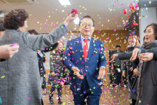 구미시민들 남 시장에 꽃길만 걸으소서